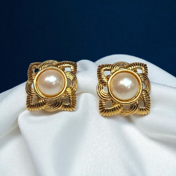 Gold tone fuax pearl earrings vintage style - Picture 1 of 15